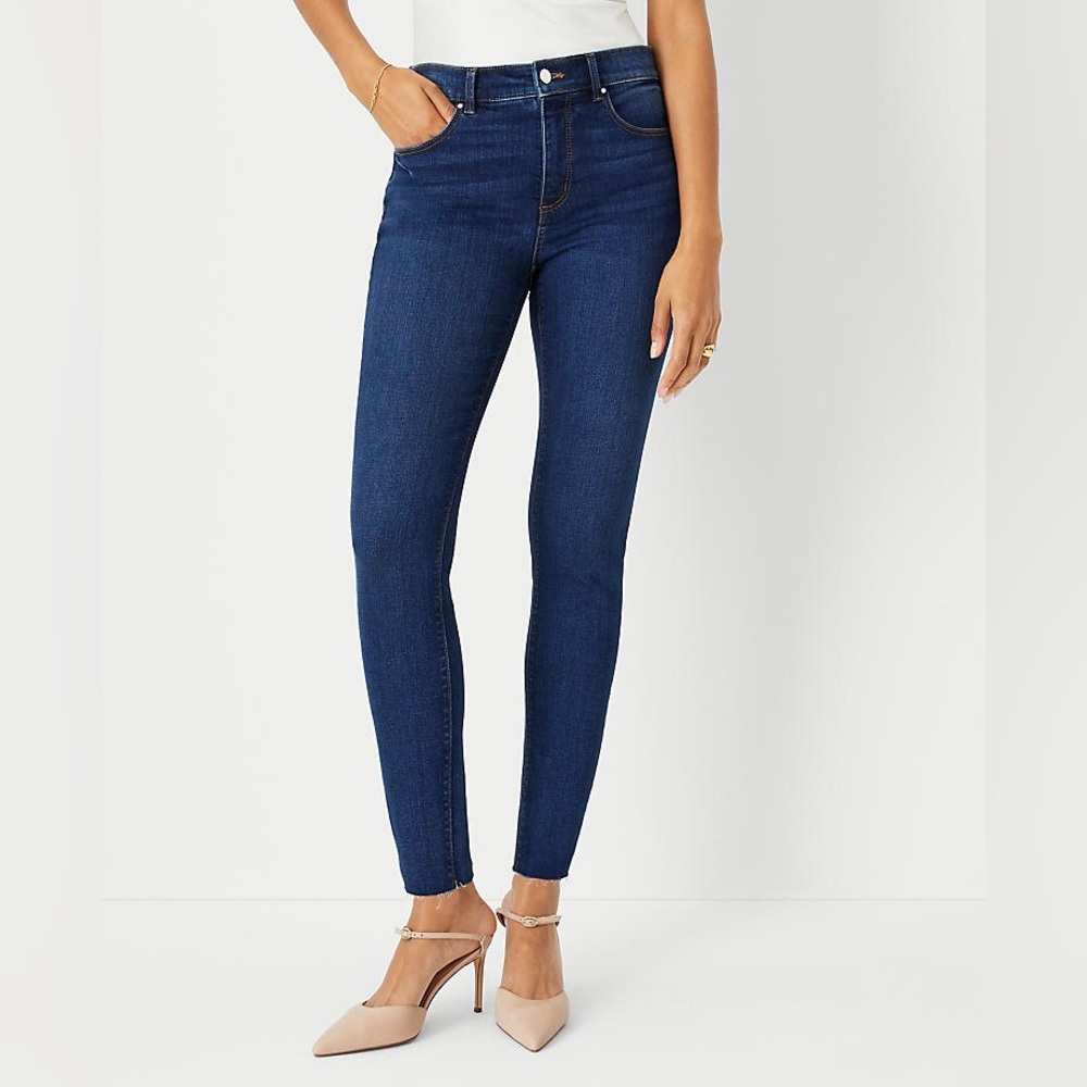 Ann Taylor Mid-rise skinny jeans in Dark Stone Wash. SZ-4p. Stretch denim shapes